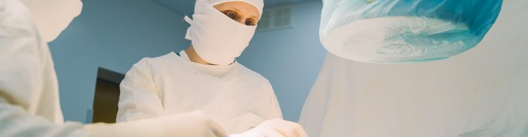 Кировские травматологи выполнили сложнейшую операцию на бедренной кости пациентке из Мариуполя